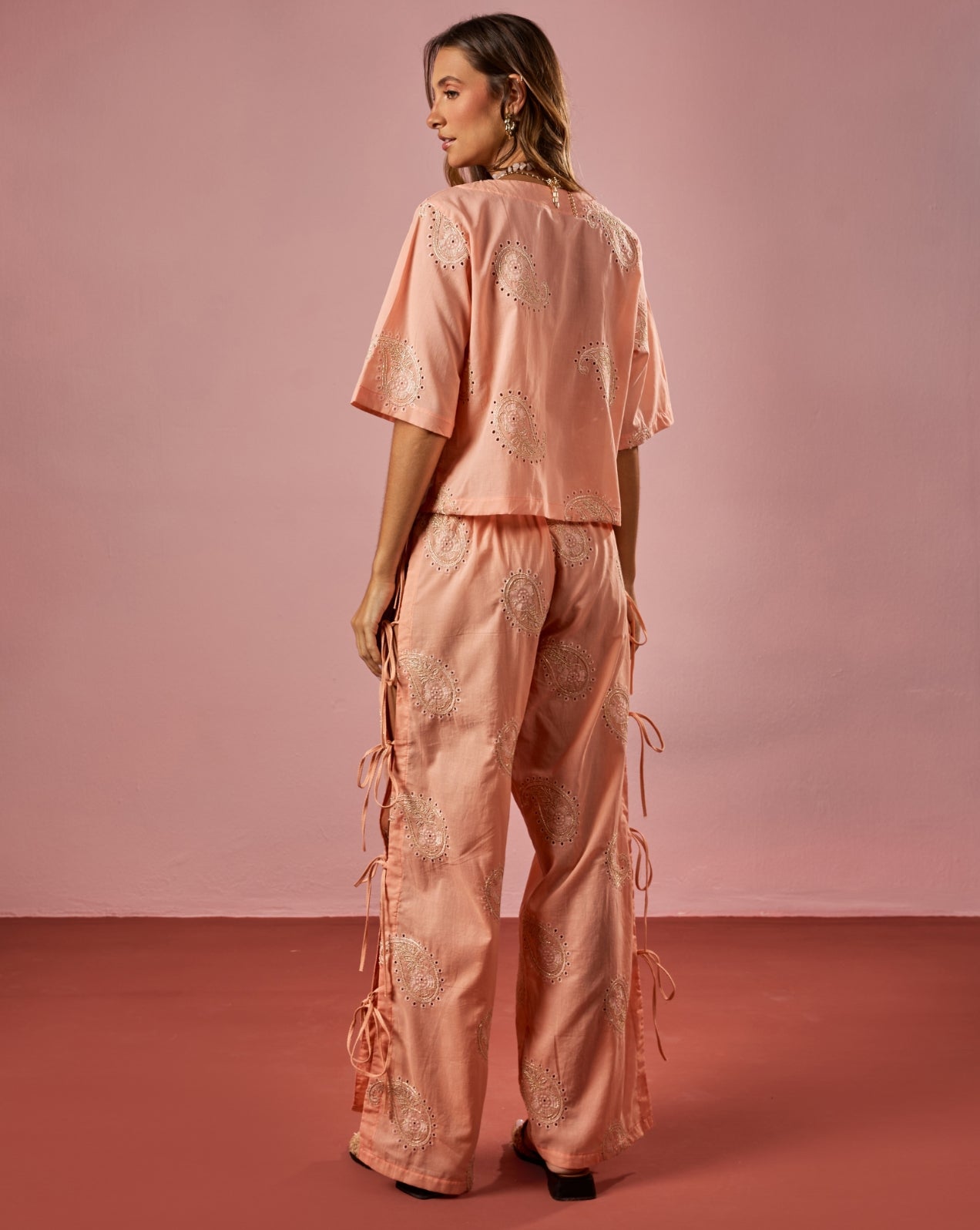 Calça bordada paisley rosa