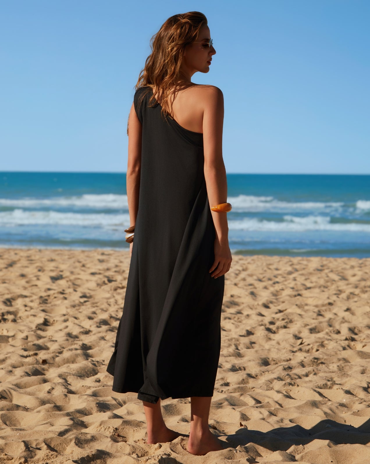 Vestido assimétrico midi com ombreira sense