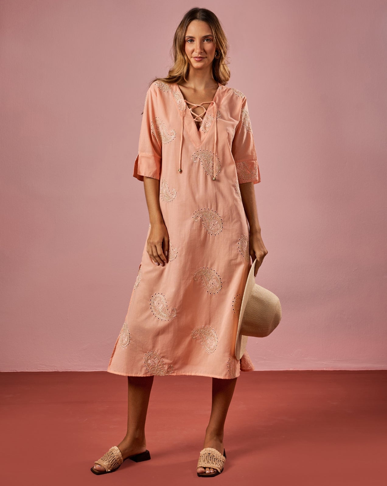 Vestido midi bordado paisley rosa