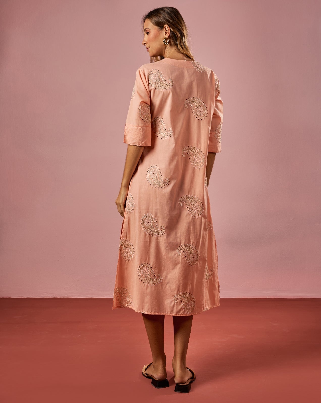 Vestido midi bordado paisley rosa