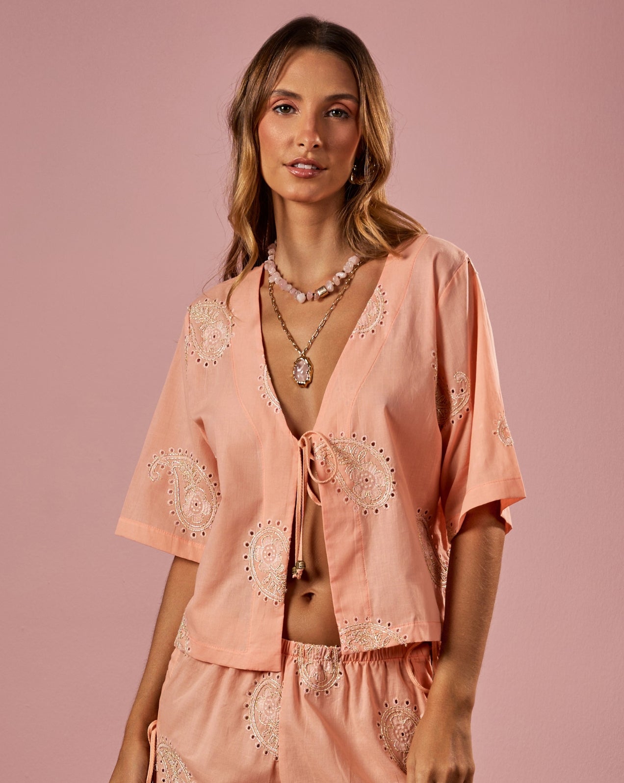 Camisa bordada paisley rosa