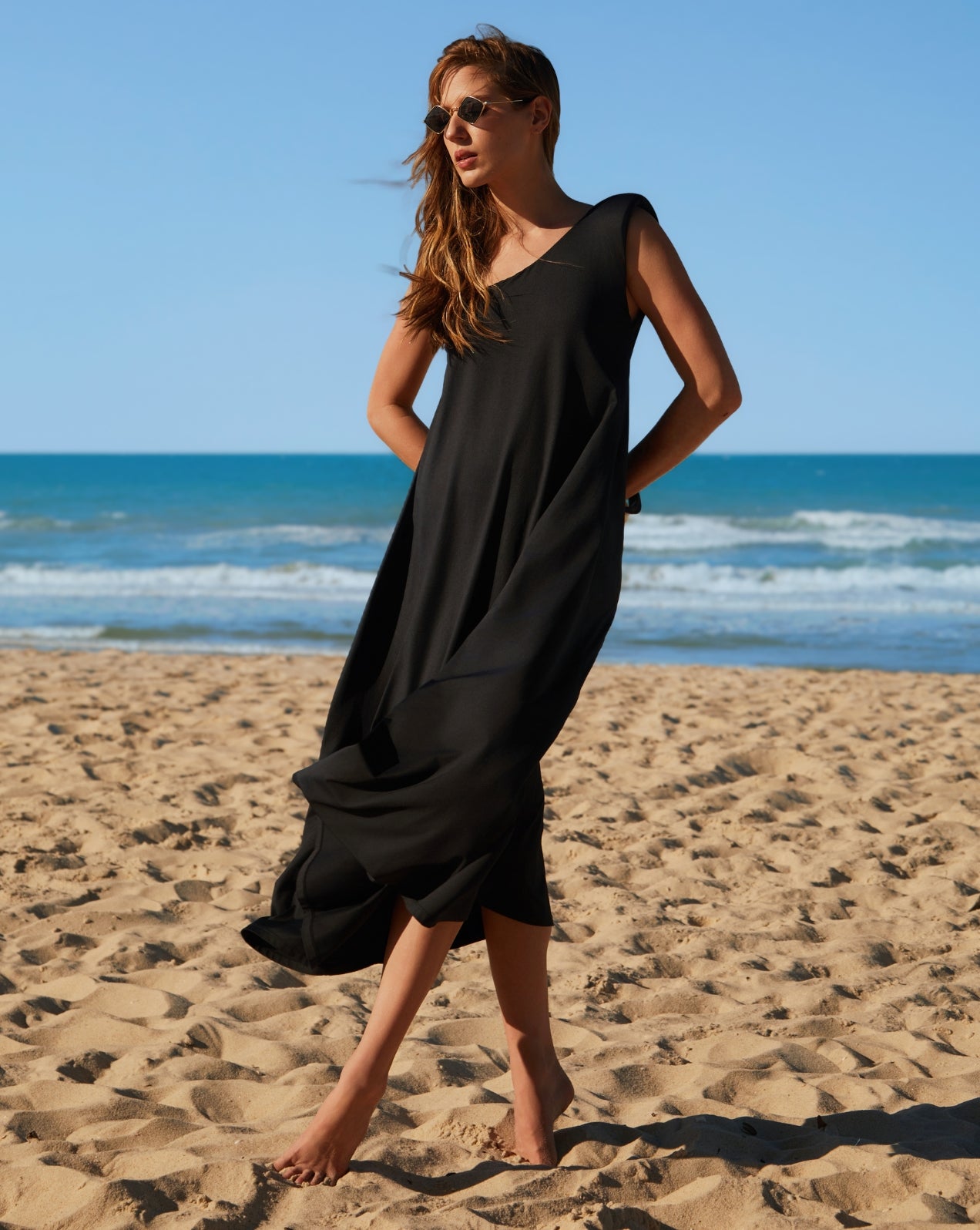 Vestido assimétrico midi com ombreira sense