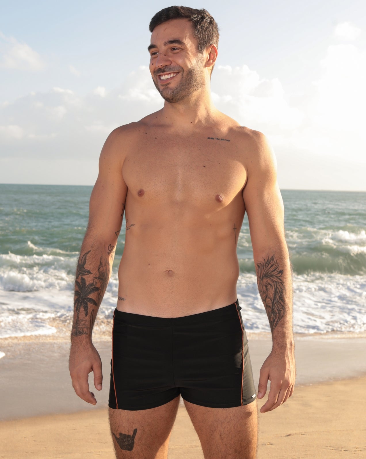 Sunga boxer preta com listra lateral laranja