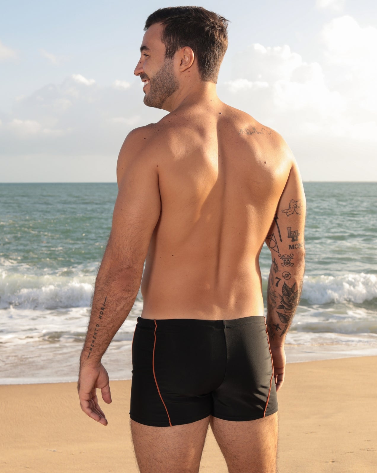 Sunga boxer preta com listra lateral laranja