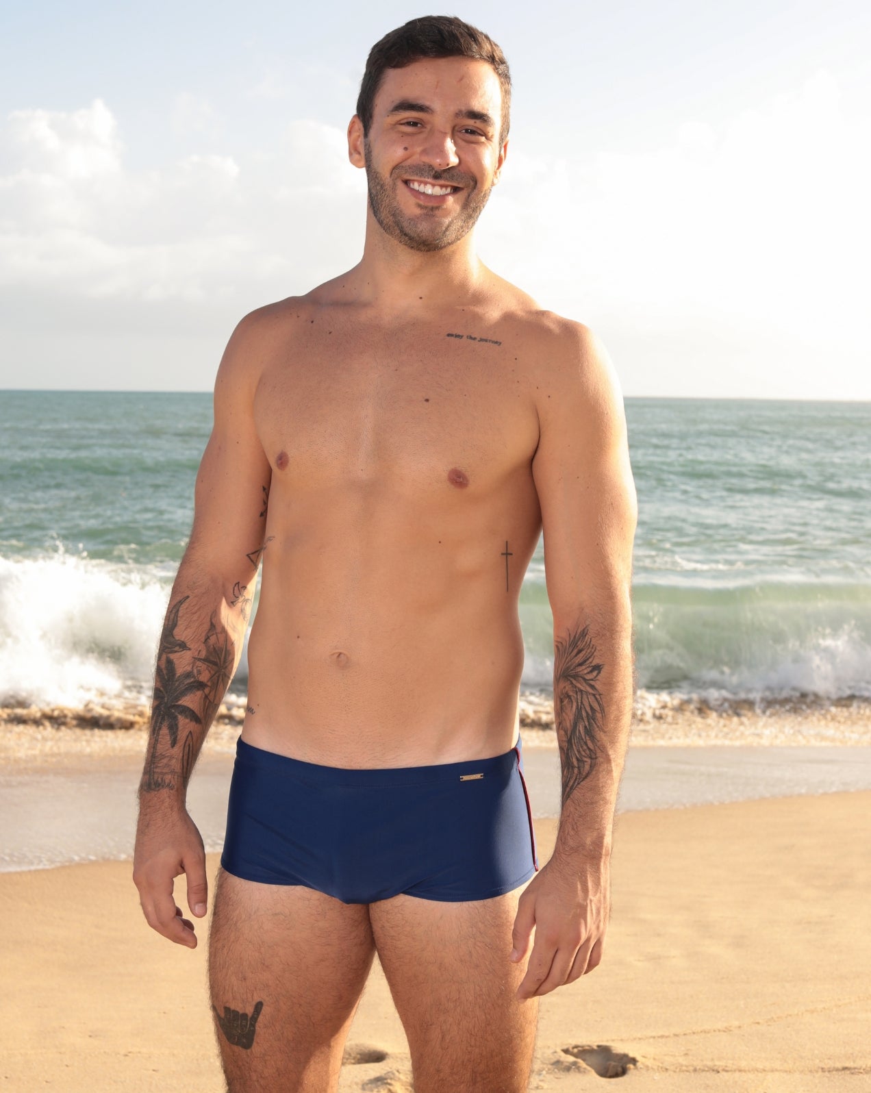 Sunga azul marinho com listra lateral laranja