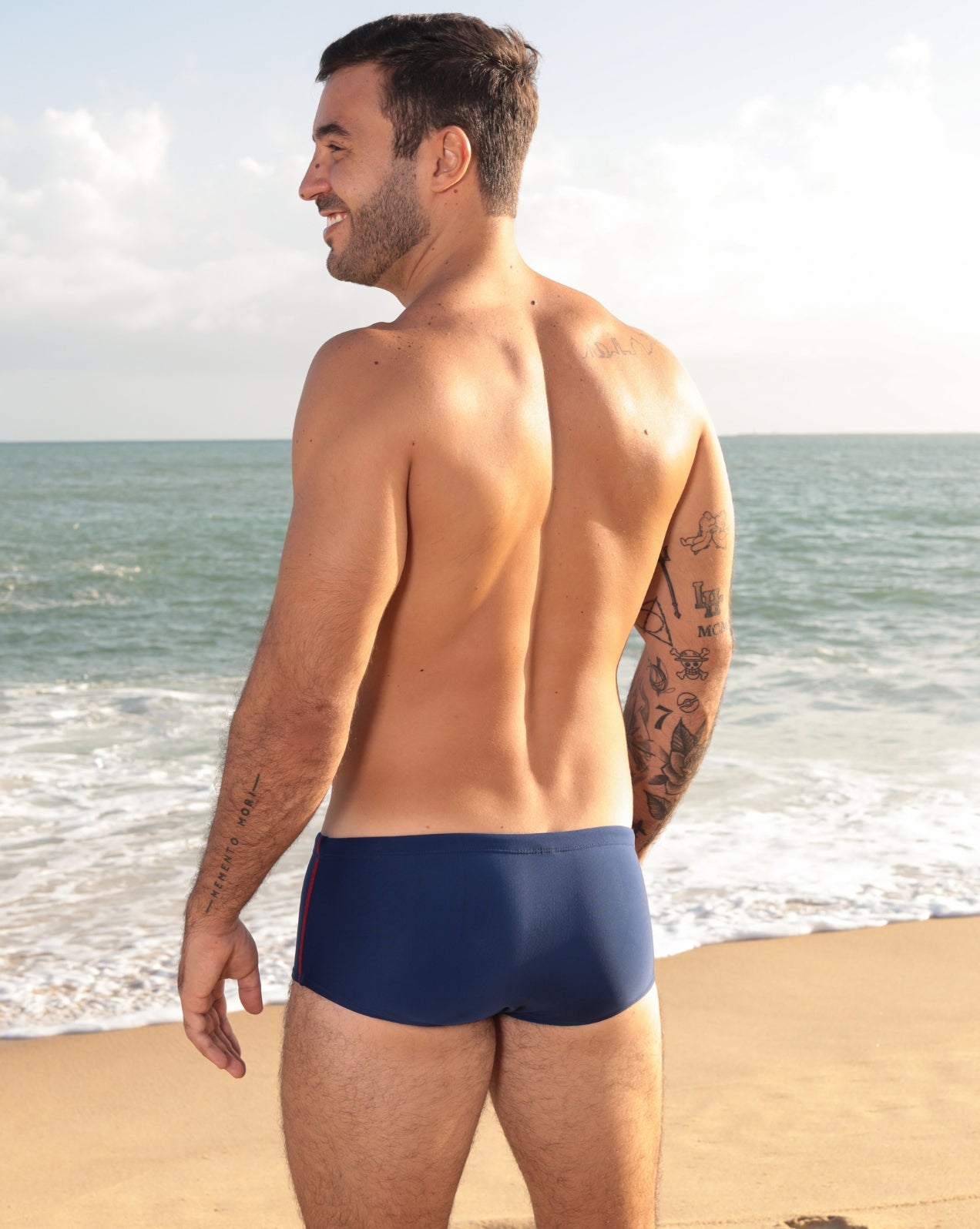 Sunga azul marinho com listra lateral laranja