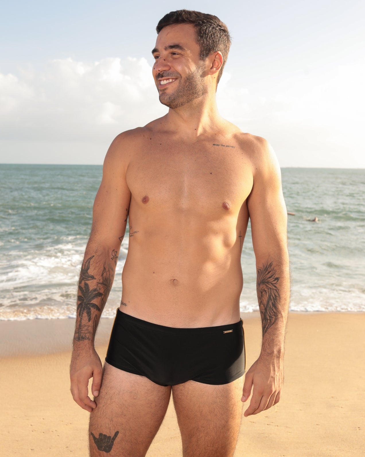 Sunga preta com listra lateral laranja