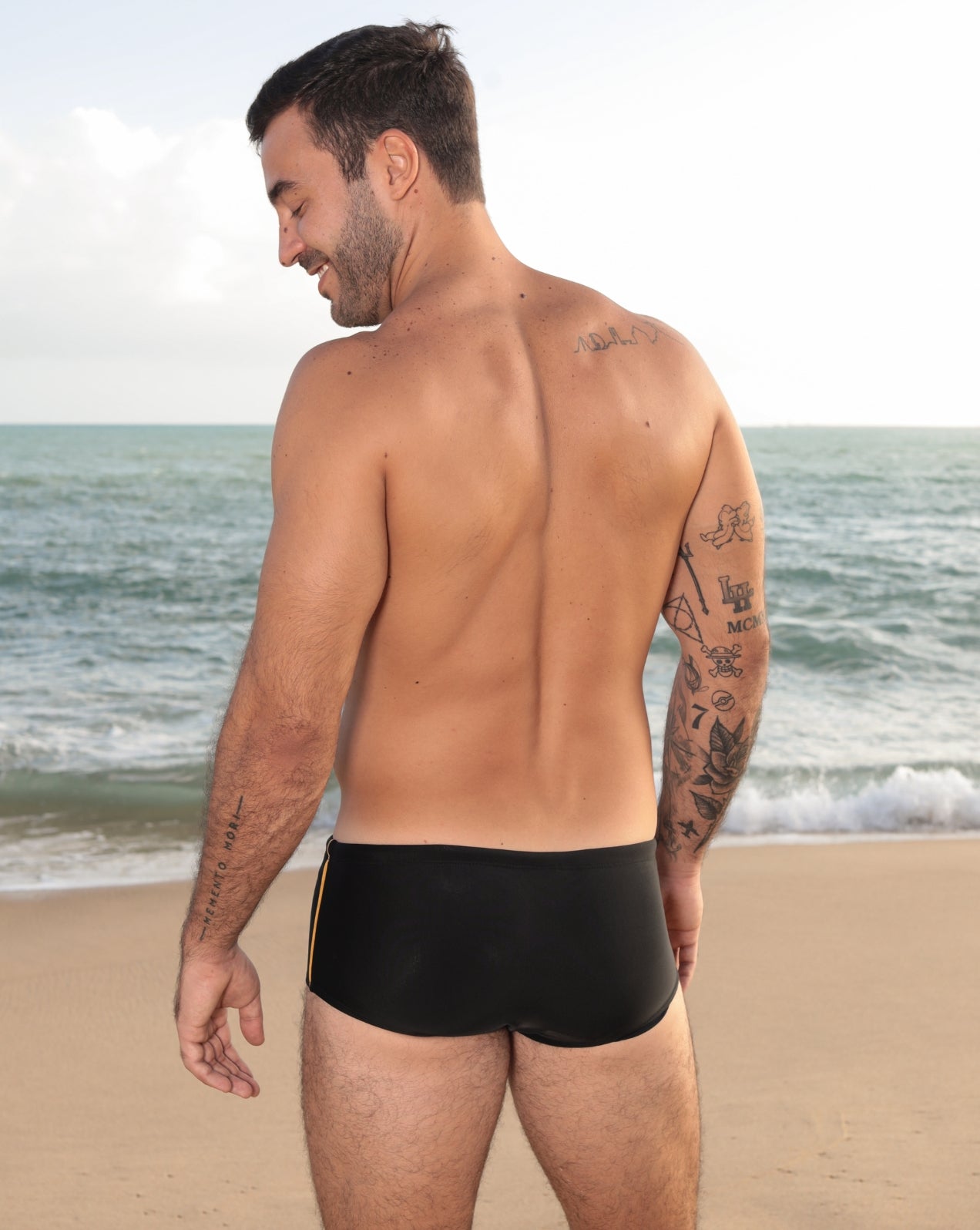 Sunga preta com listra lateral laranja